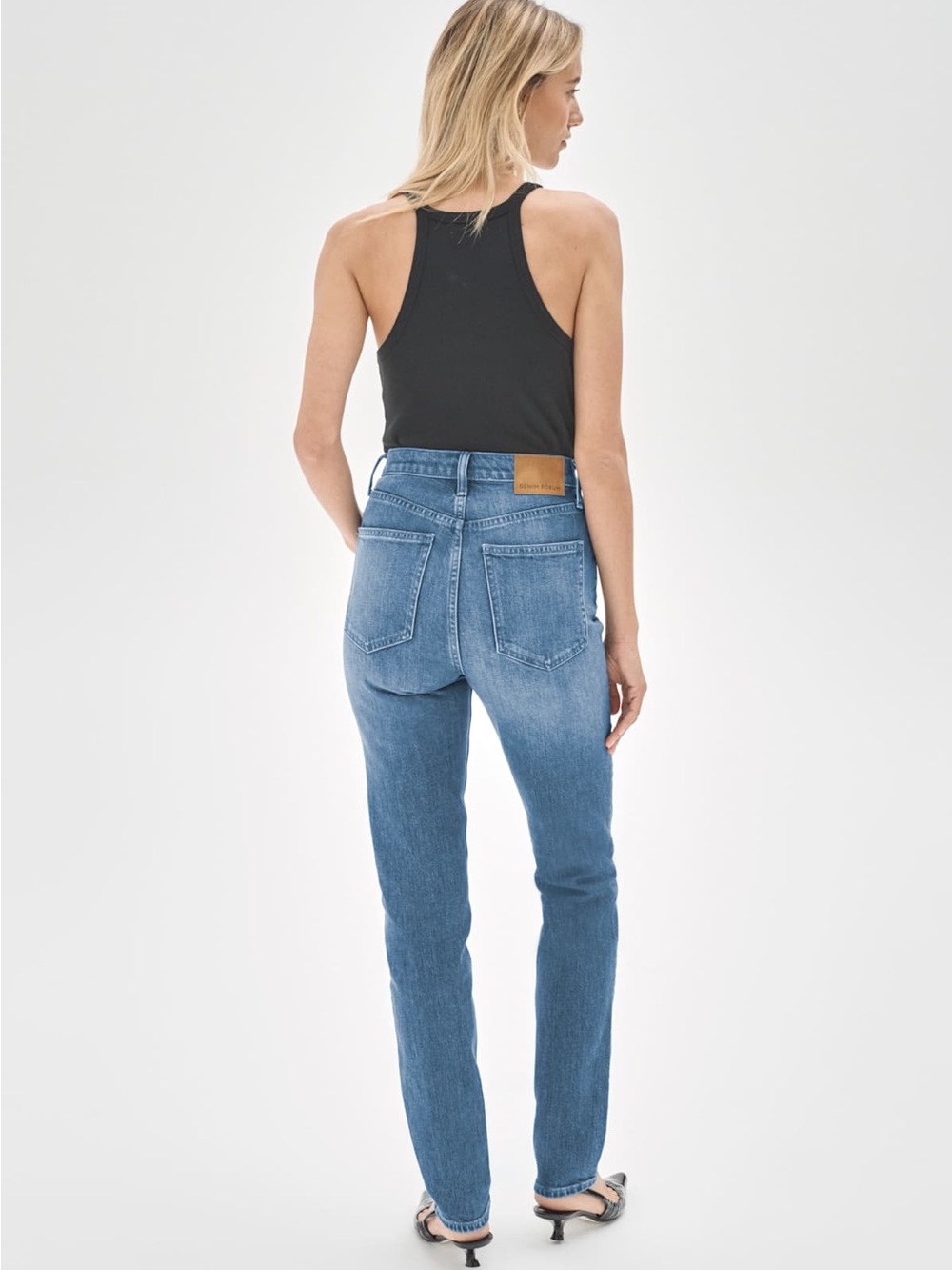 Denim Forum| Aritzia| The Yoko High Rise Slim Jeans in Medium Blue Denim Sz 24